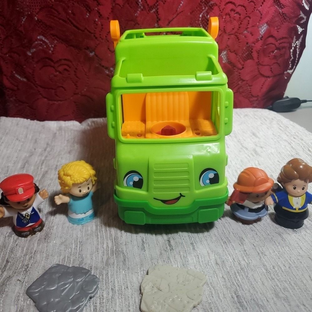 Fisher Price Little People Recycle Truck w 4 Figures Tested Working